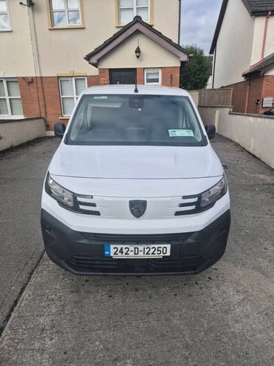 Peugeot Partner 2024, 1.5L. Low mileage km's.