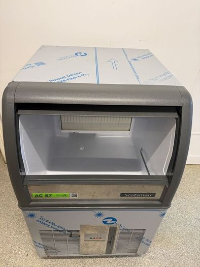 Ice Machine / Ice Maker