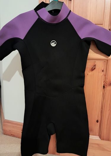Ladies wetsuit size 8 (new)