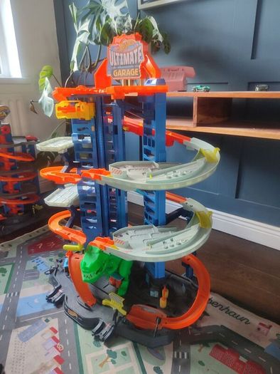 Hot Wheels Ultimate Dino Garage