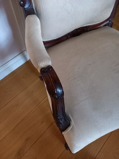 Mahogany arm chair .