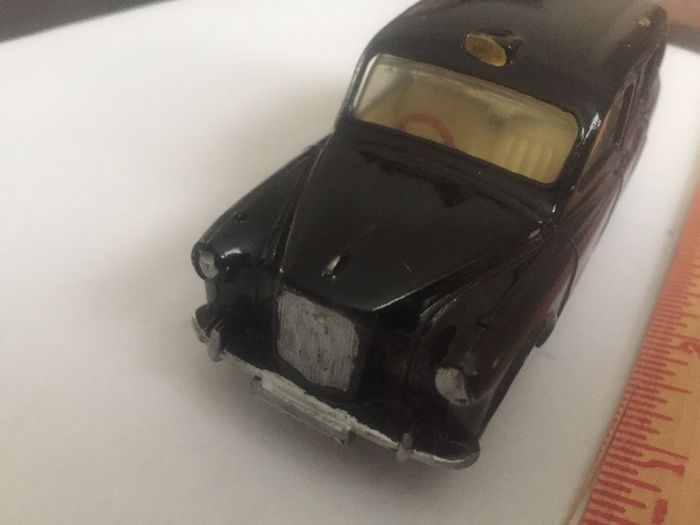Spot-on. Tri-ang. Austin Taxi FX4.