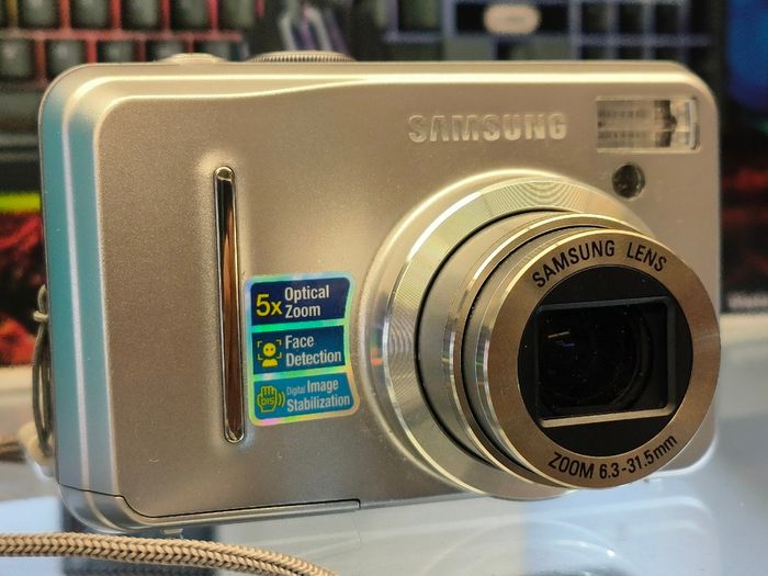 SAMSUNG S1065 10.2MP Compact Digital Camera, 5X Optical Zoom, Face Detection, Digital Image Stabilisation, (Takes 2 AA Batteries, Not Included) Used