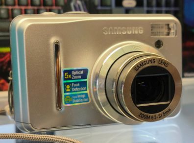 SAMSUNG S1065 10.2MP Compact Digital Camera, 5X Optical Zoom, Face Detection, Digital Image Stabilisation, (Takes 2 AA Batteries, Not Included) Used