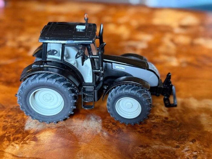 Siku 3268 Valtra T191 Black