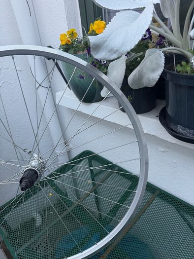 28'/700c road bike wheel