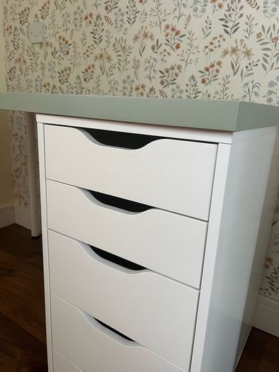 Desk with drawer unit
