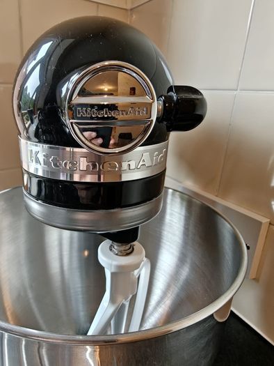 KitchenAid Artisan Stand Mixer + Glass Bowl + Accessories + FREE Cake Stand