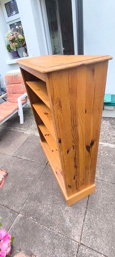 Early 20th Century, Mid 20th Century, Vintage. Solid pine bookcase, sometimes referred to as a farmhouse style dresser top, featuring an antique wax finish. H. 124 , L. 96 , D. 31.5 CM.