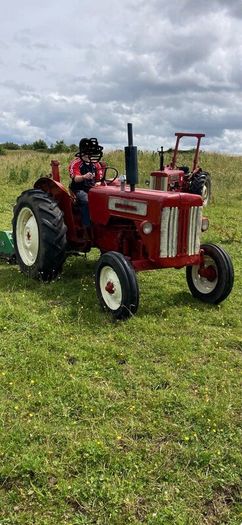 International B414 and loader