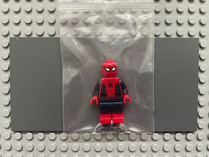 lego super heroes sh0420 Spider-Man minifigure- Black Web Pattern, Red Torso Small Vest, Red Boots