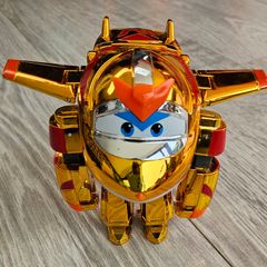 Super Wings transforming Golden Boy