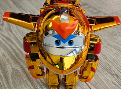 Super Wings transforming Golden Boy
