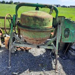 Quick tow cement mixer