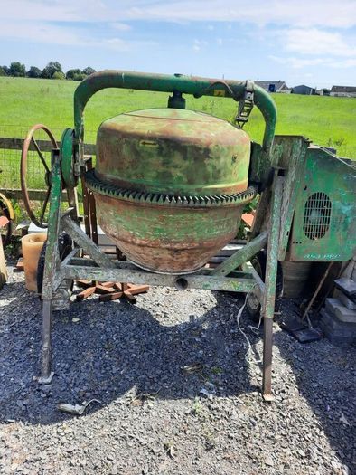 Quick tow cement mixer