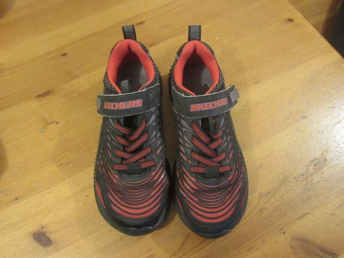 SKETCHERS    black and red   size 2