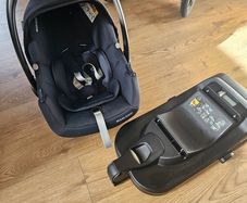 isofix base and maxi cosi infant seat