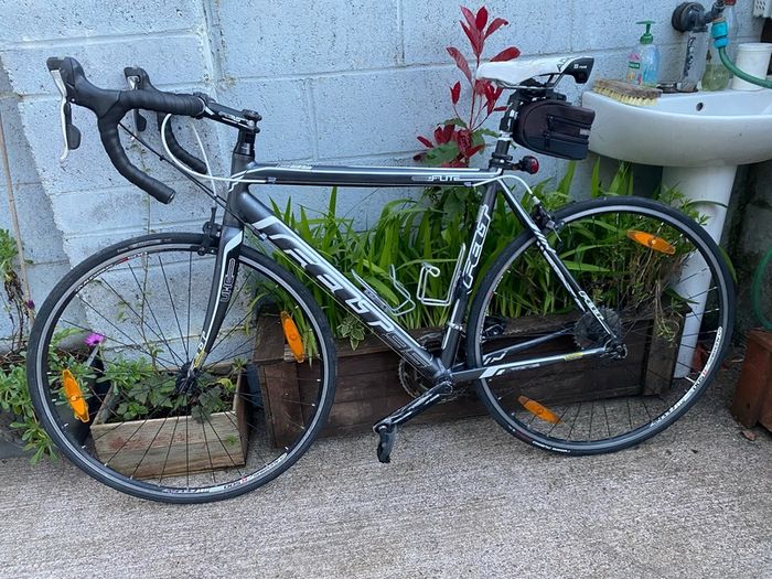 Felt F-LITE 700x25c wheels 21.5 inch frame 2x8 speed comes with holder bottle back bag holder pump light