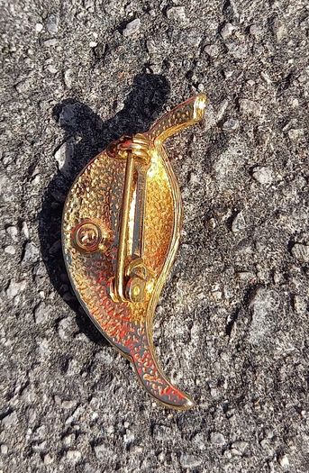 Vintage jewelry is sold individually for 5 to 10 euros