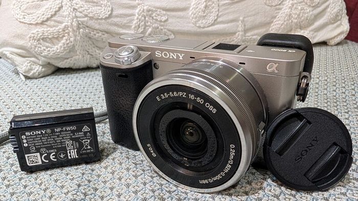 Sony a6000 plus original lens