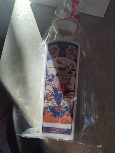 Vintage Chinese Porcelain Vase w/ Flowers .