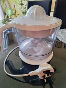 Electric lemon squeezer