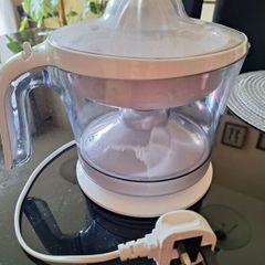 Electric lemon squeezer