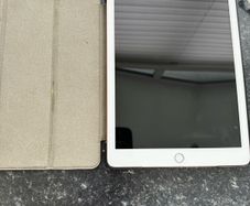 iPad 6 - Pink 32 GB (1 of 2)