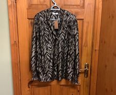 Blouse Black/Gold fits size 18/20 NEW