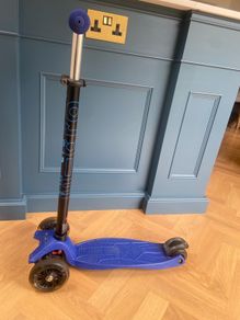 Micro Maxi Plus 3 Wheel Scooter with LED Wheels Blue