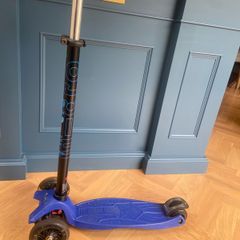 Micro Maxi Plus 3 Wheel Scooter with LED Wheels Blue