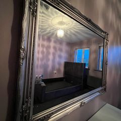 Elegant wall mirror & floating console table