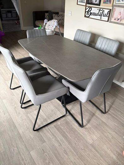 Kitchen table with 6 chairs