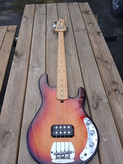 Bass guitar