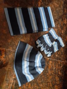 Childs hat, scarf and glove set