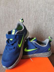 Boy's Nike runners NEW size UK 9.5