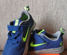 Boy's Nike runners NEW size UK 9.5