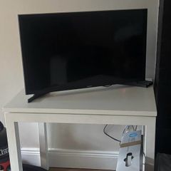 White Desk free to collect
