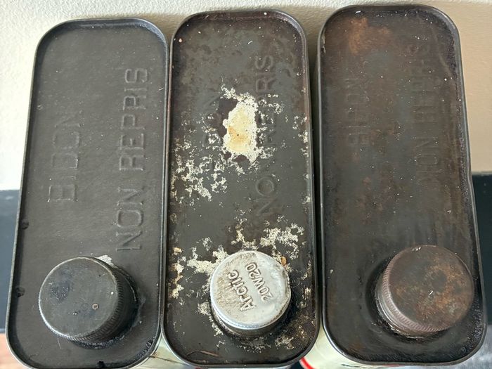 3 x Vintage Mobiloil 2L Oil Cans