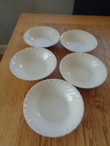 White Desert/Soup Dishes x 5 for Sale