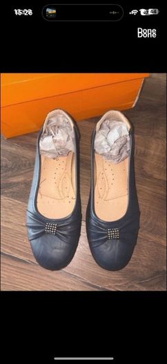 1,000  pairs of women's shoes