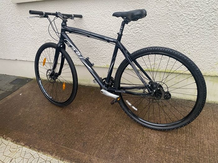 Felt hybrid disc breaks 28 inch wheels 24 speed 21 inch