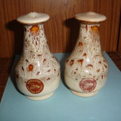 Fosters Cornish Pottery Light Honeycomb Salt/Pepper Set.