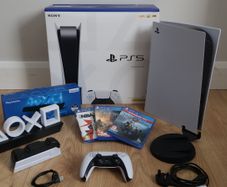 PlayStation 5 (PS5) Disc Edition - Bundle