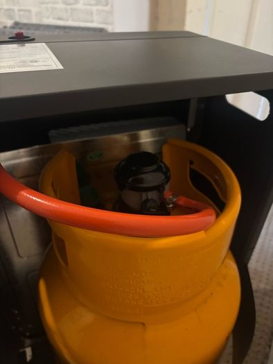 Portable Butane Gas Heater. Includes Gas Bottle (With Gas) & Regulator