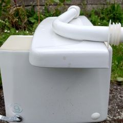 WC Cisternt with matching lid and internals.