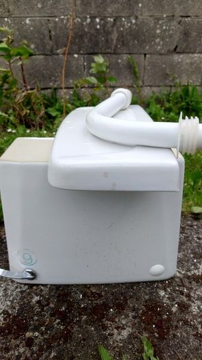 WC Cisternt with matching lid and internals.