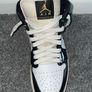 Air Jordan 1 Mid SE Image 6
