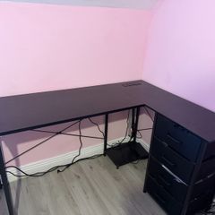 L shaped gaming desk with sockets