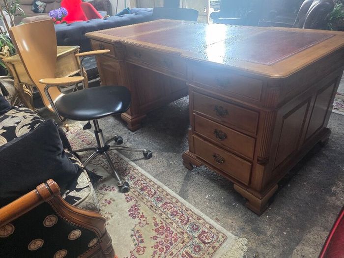 large partners desk+Calligaris chair